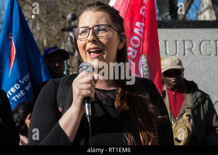 Londra, Regno Unito. Il 26 febbraio, 2019. Laura Pidcock, Affiancamento al Business il Ministro, indirizzi principalmente migrante in outsourcing che colpisce i lavoratori appartenenti ai lavoratori indipendenti di Gran Bretagna (IWGB), Regno voci del mondo (UVW) e i servizi pubblici e commerciali Unione (PC) i sindacati a lavorare presso la University of London (IWGB), il ministero della Giustizia (UVW) e il Dipartimento per gli affari di energia e di strategia industriale (PC), insieme con i rappresentanti dell Unione nazionale del trasporto ferroviario e marittimo e i lavoratori del settore dei trasporti (RMT) Consiglio regionale, prendendo parte a una "Clean Up' Outsourcing manifestazione per chiedere Foto Stock