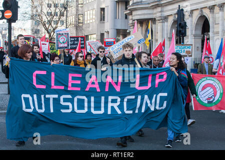 Londra, Regno Unito. Il 26 febbraio, 2019. Soprattutto colpisce migranti affidate in outsourcing i lavoratori appartenenti ai lavoratori indipendenti di Gran Bretagna (IWGB), Regno voci del mondo (UVW) e i servizi pubblici e commerciali Unione (PC) i sindacati a lavorare presso la University of London (IWGB), il ministero della Giustizia (UVW) e il Dipartimento per gli affari di energia e di strategia industriale (PC), insieme con i rappresentanti dell Unione nazionale del trasporto ferroviario e marittimo e i lavoratori del settore dei trasporti (RMT) Consiglio Regionale, 'Clean Up' Outsourcing dimostrazione Credito: Mark Kerrison/Alamy Live News Foto Stock