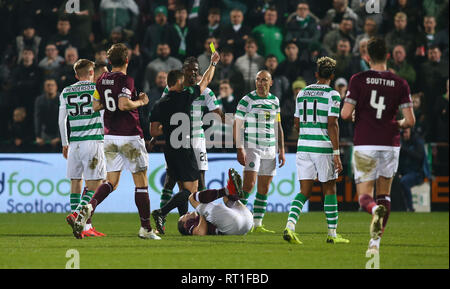 Tynecastle Park, Edinburgh, Regno Unito. Il 27 febbraio, 2019. Ladbrokes Premiership, cuore di Midlothian versus Celtic; Scott Brown del Celtic è giallo cardate Credito: Azione Sport Plus/Alamy Live News Foto Stock