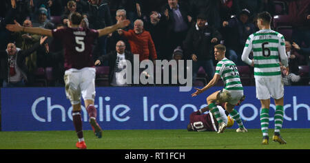 Tynecastle Park, Edinburgh, Regno Unito. Il 27 febbraio, 2019. Ladbrokes Premiership, cuore di Midlothian versus Celtic; Kris Ajer celtico di proteste la pena di credito decisione: Azione Plus sport/Alamy Live News Foto Stock
