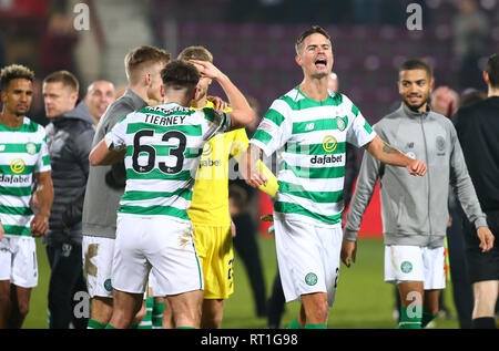 Tynecastle Park, Edinburgh, Regno Unito. Il 27 febbraio, 2019. Ladbrokes Premiership, cuore di Midlothian versus Celtic; Mikael Lustig del Celtic conduce le celebrazioni con il team di credito: Azione Sport Plus/Alamy Live News Foto Stock