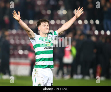 Tynecastle Park, Edinburgh, Regno Unito. Il 27 febbraio, 2019. Ladbrokes Premiership, cuore di Midlothian versus Celtic; Kieran Tierney di Celtic saluta il Celtic sostenitori Credit: Azione Plus sport/Alamy Live News Foto Stock