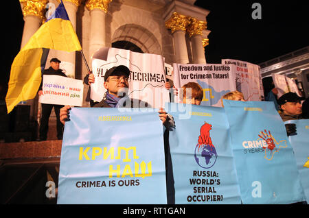 Kiev Kiev, Ucraina. Il 27 febbraio, 2019. Gli ucraini visto holding cartelloni durante il rally.ucraini rally segna il quinto anniversario di annessione russa della Crimea presso la piazza Indipendenza a Kiev in Ucraina. Credito: Pavlo Gonchar SOPA/images/ZUMA filo/Alamy Live News Foto Stock