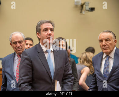 Washington DC, Stati Uniti d'America. Febbraio 27, 2019.: Michael Cohen, presidente Donald Trump J l'ex avvocato personale, testimonia la casa del comitato di supervisione presso il Campidoglio di Washington DC. Cohen discusso Trump's pratiche aziendali e i suoi rapporti con la Trump campagna presidenziale, compresi i pagamenti per le donne che Trump presumibilmente era coinvolto. Patsy Lynch/Alamy Credito: Patsy Lynch/Alamy Live News Foto Stock