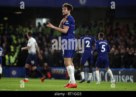 Londra, Regno Unito. Il 27 febbraio, 2019. Marcus Alonso di Chelsea guarda a. Premier League, Chelsea v Tottenham Hotspur a Stamford Bridge di Londra Mercoledì 27 febbraio 2019. Questa immagine può essere utilizzata solo per scopi editoriali. Solo uso editoriale, è richiesta una licenza per uso commerciale. Nessun uso in scommesse, giochi o un singolo giocatore/club/league pubblicazioni. pic da Steffan Bowen/ Credito: Andrew Orchard fotografia sportiva/Alamy Live News Foto Stock