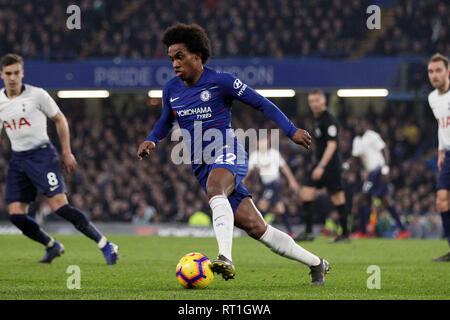 Londra, Regno Unito. Il 27 febbraio, 2019. Willian del Chelsea in azione. Premier League, Chelsea v Tottenham Hotspur a Stamford Bridge di Londra Mercoledì 27 febbraio 2019. Questa immagine può essere utilizzata solo per scopi editoriali. Solo uso editoriale, è richiesta una licenza per uso commerciale. Nessun uso in scommesse, giochi o un singolo giocatore/club/league pubblicazioni. pic da Steffan Bowen/ Credito: Andrew Orchard fotografia sportiva/Alamy Live News Foto Stock