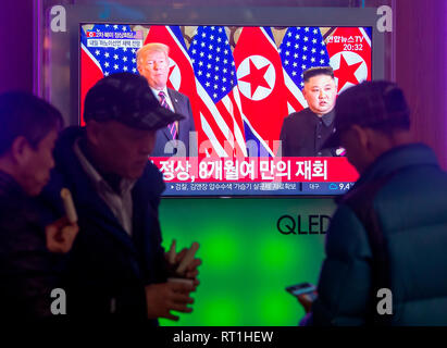 Hanoi, Vietnam. 27 feb 2019. Vertice tra Corea del Nord e gli Stati Uniti, Feb 27, 2019 : sud coreani alla stazione ferroviaria di Seoul a Seoul, in Corea del Sud guarda la TV in diretta relazione sulla U.S. Presidente Donald Trump incontro con il leader della Corea del nord Kim Jong-Un ad Hanoi, Vietnam. Credito: Lee Jae-Won/AFLO/Alamy Live News Foto Stock