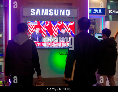 Hanoi, Vietnam. 27 feb 2019. Vertice tra Corea del Nord e gli Stati Uniti, Feb 27, 2019 : sud coreani alla stazione ferroviaria di Seoul a Seoul, in Corea del Sud guarda la TV in diretta relazione sulla U.S. Presidente Donald Trump incontro con il leader della Corea del nord Kim Jong-Un ad Hanoi, Vietnam. Credito: Lee Jae-Won/AFLO/Alamy Live News Foto Stock