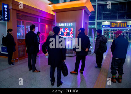 Hanoi, Vietnam. 27 feb 2019. Vertice tra Corea del Nord e gli Stati Uniti, Feb 27, 2019 : sud coreani alla stazione ferroviaria di Seoul a Seoul, in Corea del Sud guarda la TV in diretta relazione sulla U.S. Presidente Donald Trump incontro con il leader della Corea del nord Kim Jong-Un ad Hanoi, Vietnam. Credito: Lee Jae-Won/AFLO/Alamy Live News Foto Stock