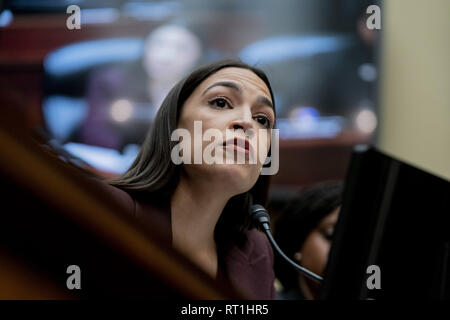 Washington, Distretto di Columbia, Stati Uniti d'America. Il 27 febbraio, 2019. Rappresentante ALESSANDRIA OCASIO-CORTEZ (D-NY) durante l'audizione del presidente Donald Trump's ex avvocato personale, Michael Cohen, davanti alla casa del comitato di supervisione, 27 febbraio 2019 Credit: Douglas Christian/ZUMA filo/Alamy Live News Foto Stock
