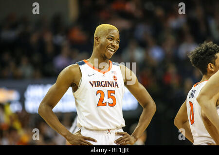 Febbraio 27, 2019: Virginia Cavaliers avanti Mamadi Diakite (25) celebra una seconda metà giocare con squadre nel corso di pallacanestro del NCAA di azione tra la Georgia Tech giacche gialle e la Virginia Cavaliers presso la John Paul Jones Arena Charlottesville, VA. Jonathan Huff/CSM Foto Stock