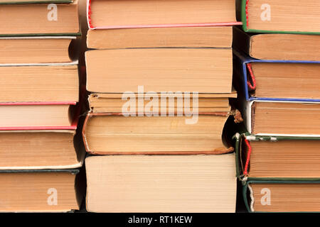 Pila di libri antichi. Sfondo di tre pile di libri Foto Stock
