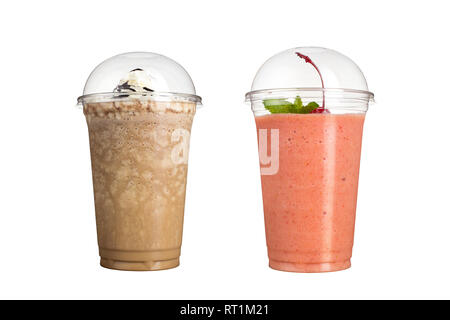 Deliziosi frullati di frutta in bicchieri di plastica, su uno sfondo bianco. Due frappè al cioccolato e ciliegia aromatizzato. Isolato Foto Stock