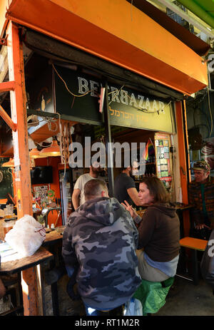 La birra Bazaar al mercato Carmel in Tel Aviv. Foto Stock