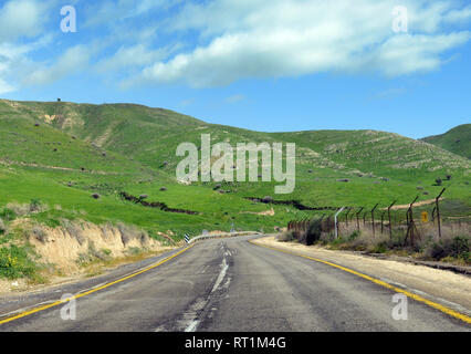 La strada lungo il popolo israeliano & frontiera giordana. Foto Stock