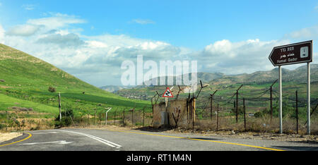 La strada lungo il popolo israeliano & frontiera giordana. Foto Stock