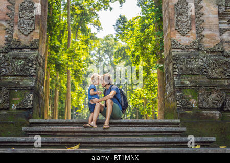 Papà e figlio viaggiatori alla scoperta della foresta Ubud nella foresta delle scimmie, Bali Indonesia. Viaggiare con bambini di concetto Foto Stock