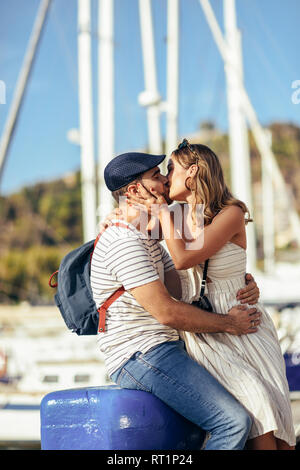Spagna, Andalusia, Malaga, affettuosa turista giovane kissing presso il porto Foto Stock