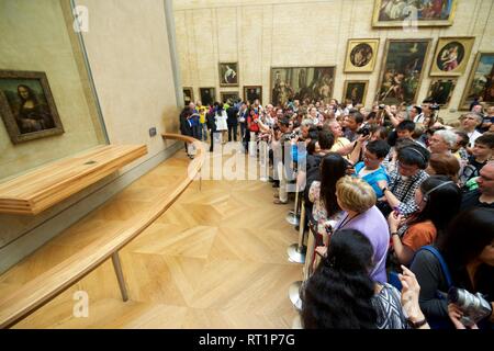 Parigi, Francia - Agosto 22, 2014: turisti fotografare la famosa immagine della Gioconda nel museo del Louvre. Foto Stock