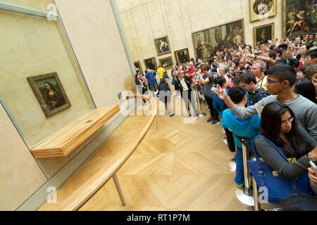 Parigi, Francia - Agosto 22, 2014: turisti fotografare la famosa immagine della Gioconda nel museo del Louvre. Foto Stock