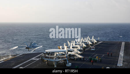 190221-N-MM912-1004 OCEANO ATLANTICO (feb. 21, 2019) Un F/A-18F Super Hornet dal Jolly Rogers di Strike Fighter Squadron (VFA) 103 lancia dal ponte di volo dell'Nimitz-class portaerei USS Abraham Lincoln (CVN 72). Abraham Lincoln è in corso un conduttore composito unità di formazione esercizio (COMPTUEX) con supporto Strike gruppo (CSG) 12. I componenti del CSG 12 incarnano un team-di-squadre concetto, che unisce la superficie avanzata, aria e sistemi attivi per creare e sostenere la capacità operativa. Questo consente loro di preparare e condurre operazioni globali, sono efficaci e durevoli com Foto Stock