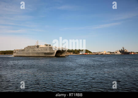 VIRGINIA BEACH, Va. (14 febbraio 2019)-Sealift militare del comando expeditionary trasporto veloce nave USNS Burlington (T-EPF 10) tira in comune Base Expeditionary poco Creek-Fort storia, 14 febbraio. USNS Burlington è la U.S. La marina della nuovissima expeditionary veloce nave da trasporto e verrà utilizzato- trasporto del personale e delle attrezzature a sostegno di una varietà del dipartimento delle missioni di difesa. (U.S. Navy Foto di Brian Suriani/rilasciato) Foto Stock