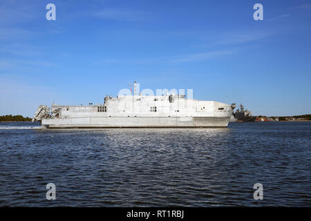 VIRGINIA BEACH, Va. (14 febbraio 2019)-Sealift militare del comando expeditionary trasporto veloce nave USNS Burlington (T-EPF 10) tira in comune Base Expeditionary poco Creek-Fort storia, 14 febbraio. USNS Burlington è la U.S. La marina della nuovissima expeditionary veloce nave da trasporto e verrà utilizzato- trasporto del personale e delle attrezzature a sostegno di una varietà del dipartimento delle missioni di difesa. (U.S. Navy Foto di Brian Suriani/rilasciato) Foto Stock