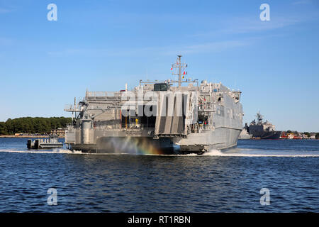 VIRGINIA BEACH, Va. (14 febbraio 2019)-Sealift militare del comando expeditionary trasporto veloce nave USNS Burlington (T-EPF 10) tira in comune Base Expeditionary poco Creek-Fort storia, 14 febbraio. USNS Burlington è la U.S. La marina della nuovissima expeditionary veloce nave da trasporto e verrà utilizzato- trasporto del personale e delle attrezzature a sostegno di una varietà del dipartimento delle missioni di difesa. (U.S. Navy Foto di Brian Suriani/rilasciato) Foto Stock