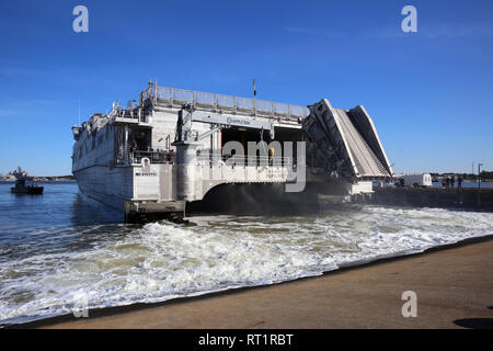 VIRGINIA BEACH, Va. (14 febbraio 2019)-Sealift militare del comando expeditionary trasporto veloce nave USNS Burlington (T-EPF 10) tira in comune Base Expeditionary poco Creek-Fort storia, 14 febbraio. USNS Burlington è la U.S. La marina della nuovissima expeditionary veloce nave da trasporto e verrà utilizzato- trasporto del personale e delle attrezzature a sostegno di una varietà del dipartimento delle missioni di difesa. (U.S. Navy Foto di Brian Suriani/rilasciato) Foto Stock