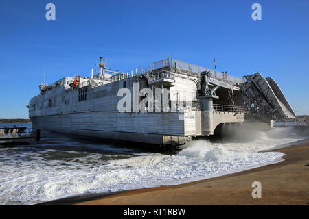 VIRGINIA BEACH, Va. (14 febbraio 2019)-Sealift militare del comando expeditionary trasporto veloce nave USNS Burlington (T-EPF 10) tira in comune Base Expeditionary poco Creek-Fort storia, 14 febbraio. USNS Burlington è la U.S. La marina della nuovissima expeditionary veloce nave da trasporto e verrà utilizzato- trasporto del personale e delle attrezzature a sostegno di una varietà del dipartimento delle missioni di difesa. (U.S. Navy Foto di Brian Suriani/rilasciato) Foto Stock