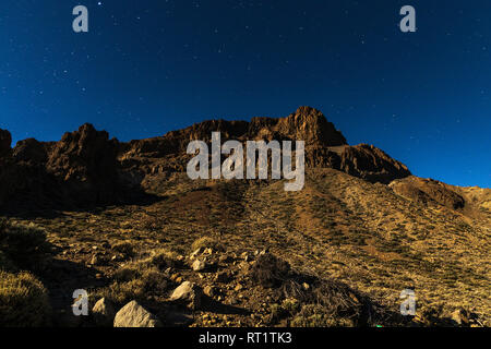 Paesaggio vulcanico illuminato dalla luna piena nel mezzo della notte al Las Canadas del Teide national park, Tenerife, Isole Canarie, Spagna Foto Stock