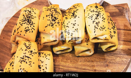Pasta sfoglia in casa su una tavola di legno Foto Stock