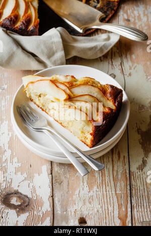 Home-cotta senza glutine torta di pere fatta di farina di grano saraceno Foto Stock