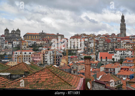 Vista aerea del porto dal punto di vista con la torre del clero in background, Portogallo, Europa Foto Stock