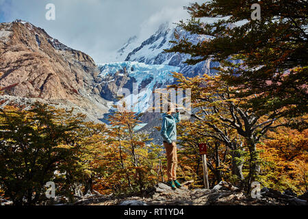 Argentina, Patagonia, El Chalten, donna su un viaggio escursionistico a Fitz Roy Foto Stock