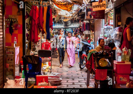 Scene da un mercato coperto in Phnom Penh Cambogia, Sud Est Asiatico.due giovani ragazze cambogiane vagare attraverso il occupato il mercato coperto di Phnom Penh. Foto Stock