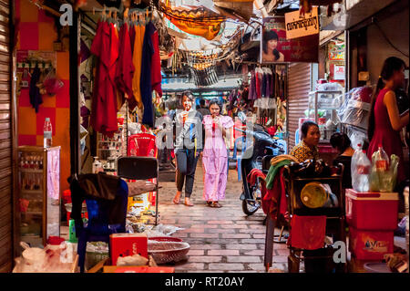 Scene da un mercato coperto in Phnom Penh Cambogia, Sud Est Asiatico.due giovani ragazze cambogiane vagare attraverso il occupato il mercato coperto di Phnom Penh. Foto Stock