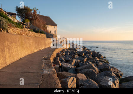 Un pescatore di paglia's cottage affacciato sulla Baia di Runswick nel North York Moors National Park. Febbraio Foto Stock