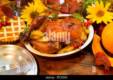 Ringraziamento Cena La cena è servita su legno tavolo rustico Foto Stock