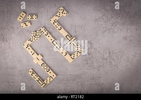 Fare doppio sei domino impostato sul grigio Sfondo testurizzato, vista dall'alto Foto Stock