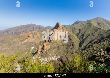 Vista la formazione di roccia, Risco Blanco, in Los Acantilados de Los Gigantes sopra Tamaimo, Santiago del Teide Tenerife, Isole Canarie, Spagna Foto Stock