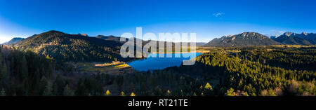 In Germania, in Baviera, Est Allgaeu, Regione Garmisch-Partenkirchen, Kruen, vista aerea del Lago Barmsee e Grubsee Foto Stock