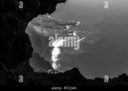 Formazione rocciosa conosciuta come l'Occhio di Los Gigantes, il foro nella roccia sopra il villaggio a Tenerife, Isole Canarie, Spagna, Foto Stock