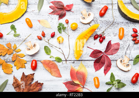Vari tipi di frutta fresca e verdura di colore bianco su sfondo di legno Foto Stock