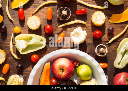 La frutta e la verdura fresca su sfondo di legno Foto Stock