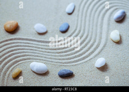 Giardino Zen con pattern di sabbia e pietre Foto Stock