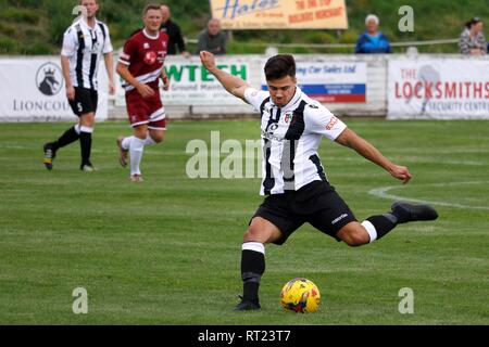 Lewis Binns per Cinderford Town FC vs Paulton Rovers FC (striscia malva) Al Causeway, Cinderford. 18/08/18 foto da Andrew Higgins/TWM Foto Stock