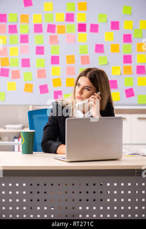 Giovani belle businesslady in conflitto di priorità concept Foto Stock