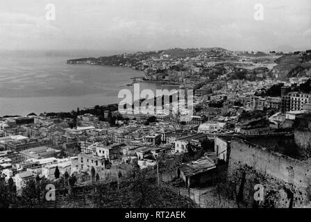 Erich Andres Italien - Erich Andres - Italia, Italia, Napoli, Napoli, San Martin, Posilipo, storia, storici degli anni cinquanta Italien, Neapel - Nördlicher Stadtbezirk von San Martino gegen den Hügel Posilipo. Foto Stock