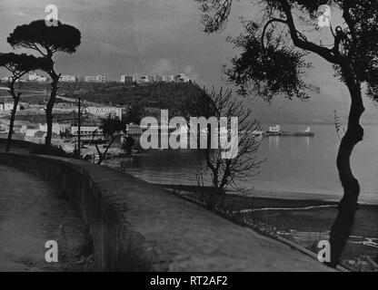 Erich Andres Italien - Erich Andres - Italia, Italia, Napoli, Napoli, Nisida isola, Isola Nisida, storia, storici degli anni cinquanta Italien - Neapel. Es ist nicht ein Glück, hier in dieser herrlichen Inselwelt leben zu können, mit dem Blick auf die kleine Insel Nisida. Foto Stock